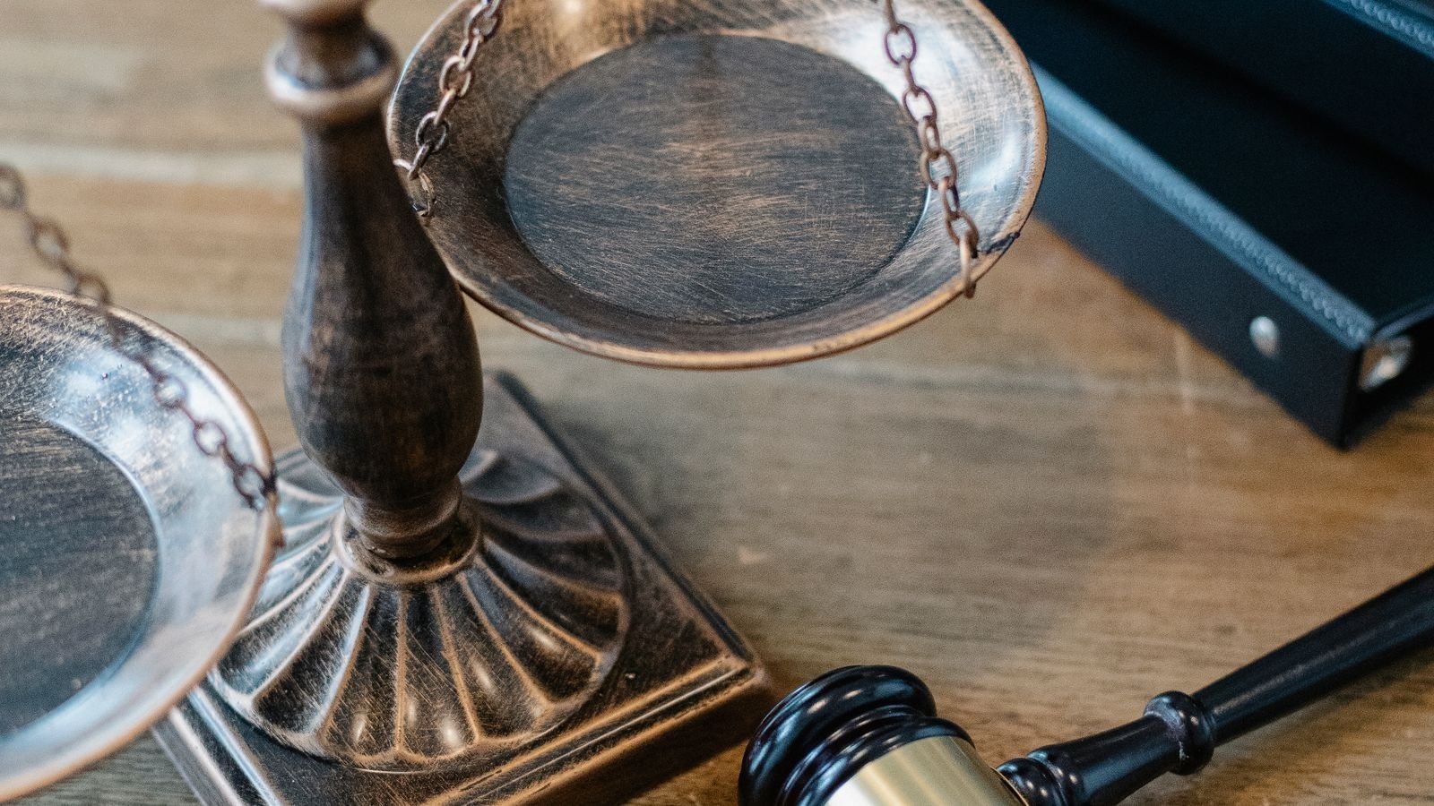 Inside the Fed’s Internal Split: Waller’s Case for Patience vs. Warsh’s Hawkish Call